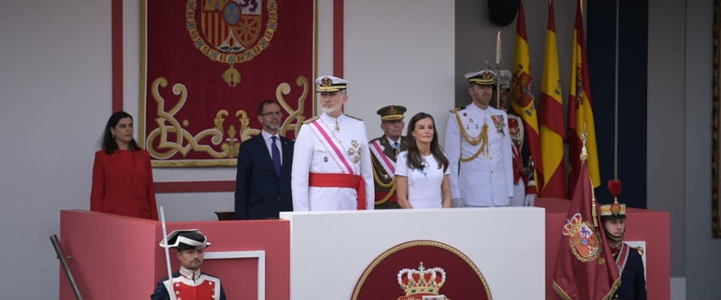 Los Reyes presiden en Madrid el desfile del 12 de Octubre con el 'debut' de la infanta Sofía y el plante de Abascal