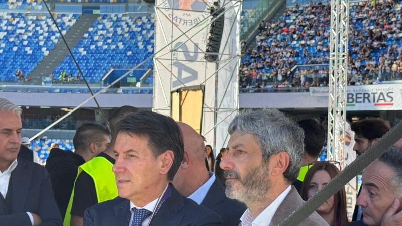 Conte: Â«De Luca dice d'essere il migliore ma ora tocca a FicoÂ». E il candidato: Â«Accetti che sono dei 5 StelleÂ»