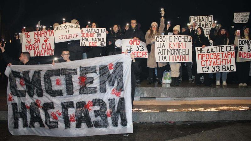Protest u Leskovcu ispred stadiona: Ako nema karata za narod, neka ne bude ni mira za vlast
