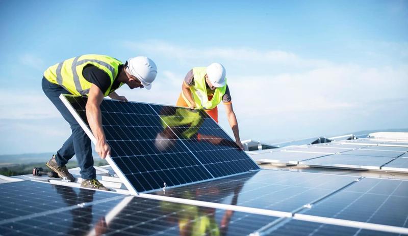 I conti sballati dell’energia: le piccole imprese lombarde pagano 443 milioni in più dei concorrenti europei