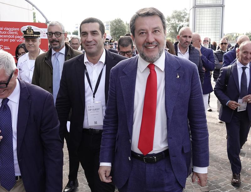 Spiagge, la sinistra del Pd in rivolta: “De Pascale sbaglia: è ingiusto chiedere indennizzi per i bagnini”