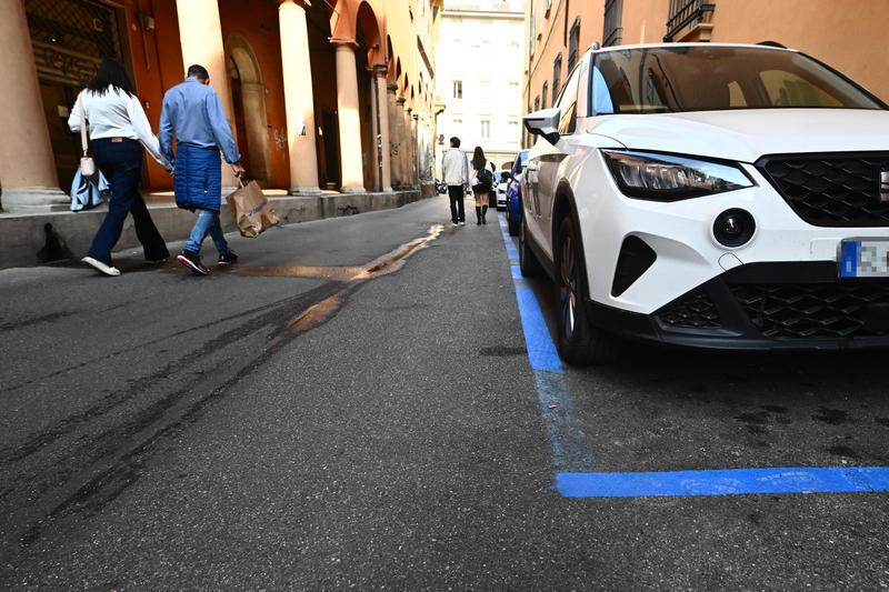 Strisce blu disegnate male, spuntano altri casi in centro: “Non rimuoviamo più le auto”