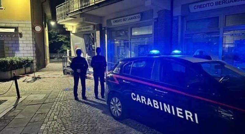 Lomello, salta il bancomat ma i ladri scappano senza bottino