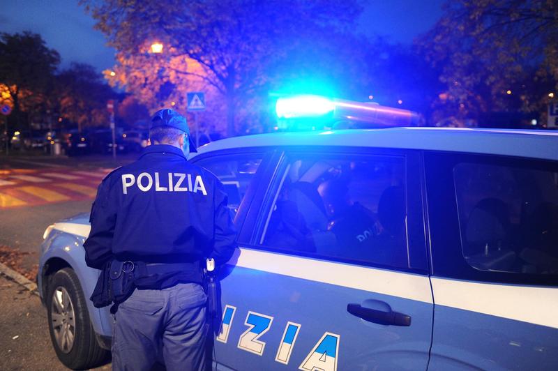 Napoli, violenta una donna in piazza e tenta la fuga: bloccato dai passanti