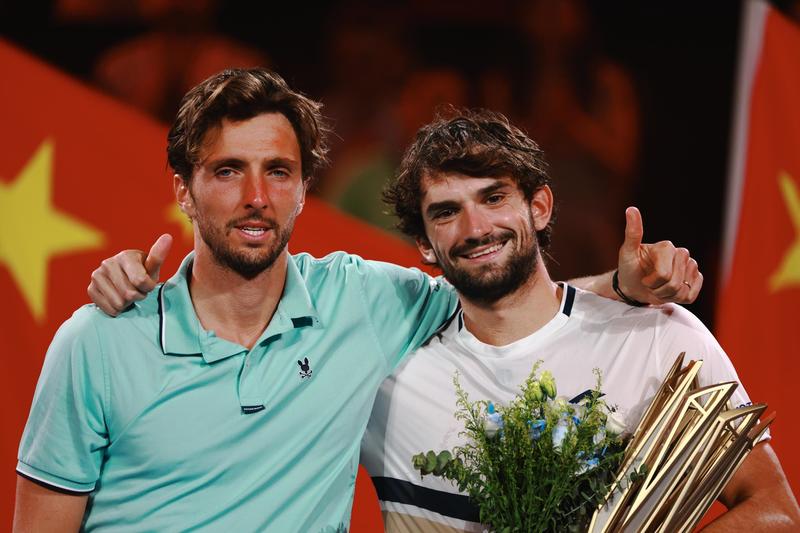 La finale tra cugini: Vacherot vince e si commuove. Malore per Rinderknech, che sviene. Turbine di emozioni a Shanghai