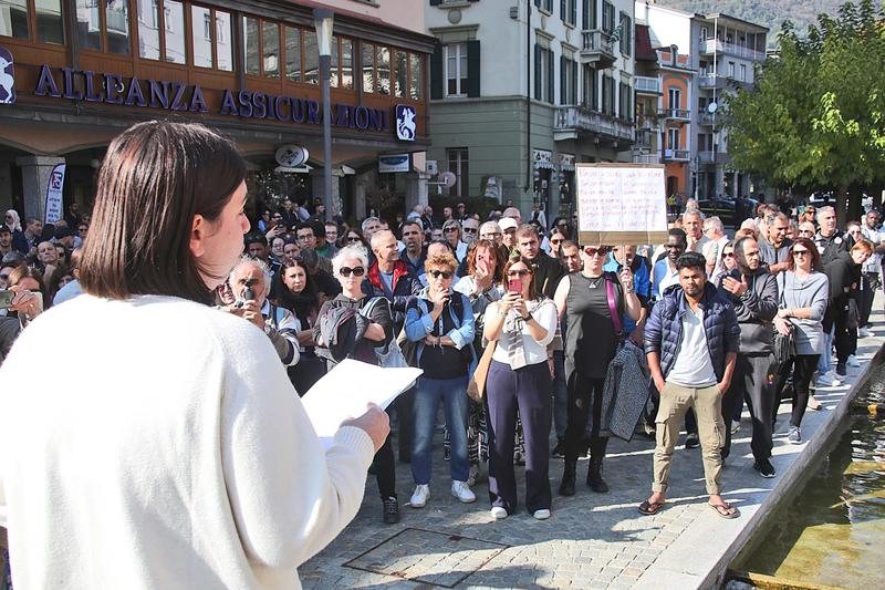 “Non sei sola, Sondrio è con te”: nel piazzale della Stazione il presidio anti violenza dopo lo stupro di via Morbegno