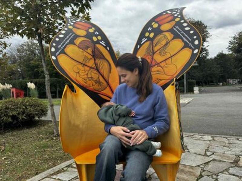 Нежност в градската среда: Уникална пейка за майки се появи в Бургас