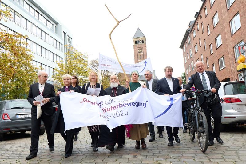 Dans sa chronique, Sébastien Fath revient sur la naissance du mouvement protestant des anabaptistes en 1525, qui accorde le baptême seulement aux adultes ayant fait le choix de suivre le Christ. En mémoire de cet événement, 3 500 anabaptistes se sont réunis à Zurich, en Suisse.