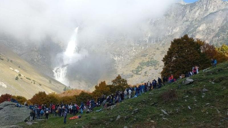 Cascate del Serio, nubi basse e colori d’autunno per l’ultimo salto di stagione - Foto e video