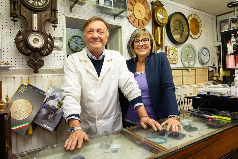 Botteghe storiche addio, l’orologiaio Al Pendol di Bologna chiude dopo 80 anni