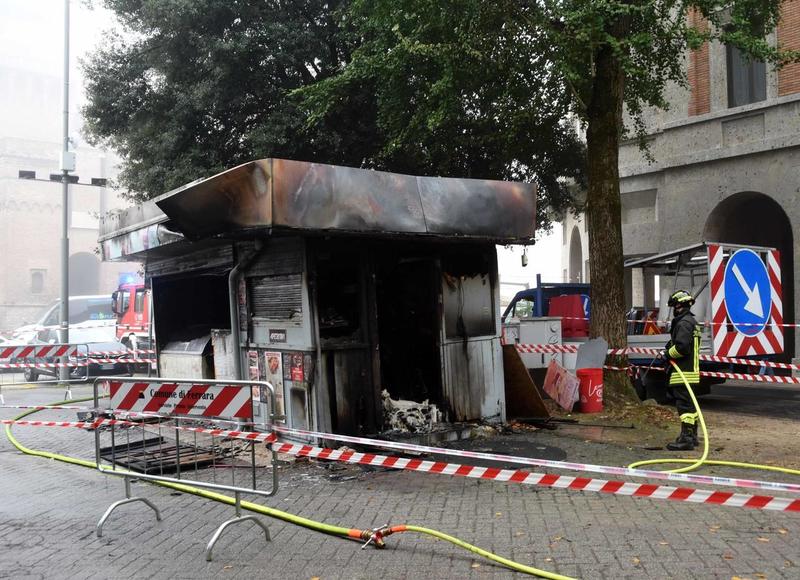 Un’alba di fuoco. Brucia chiosco in centro: 