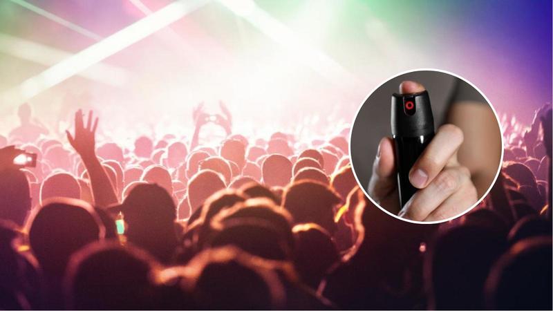 Scoppia il caos fuori dal locale. Non riescono a entrare alla festa. Spruzzano spray al peperoncino
