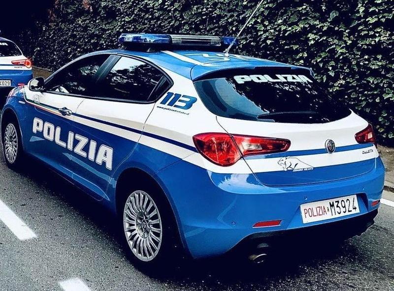 Prende a calci le auto e rovista nei pacchi postali