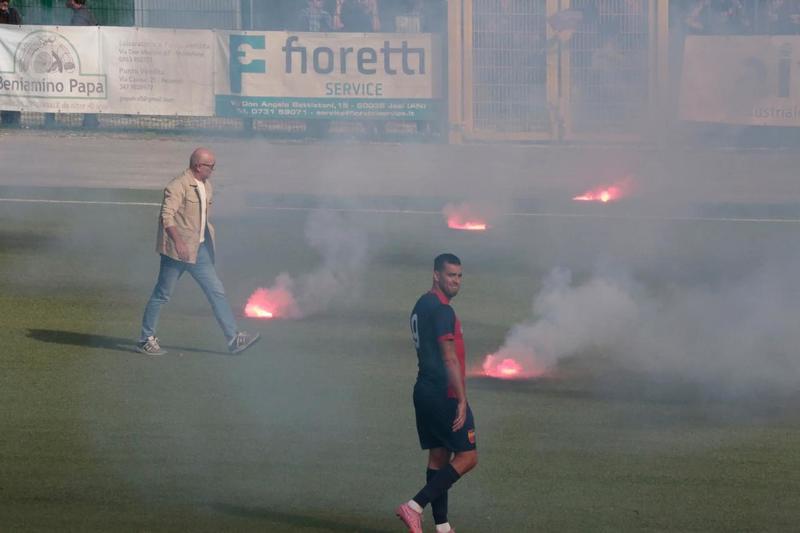 Pareggio senza reti, fumogeni e proteste