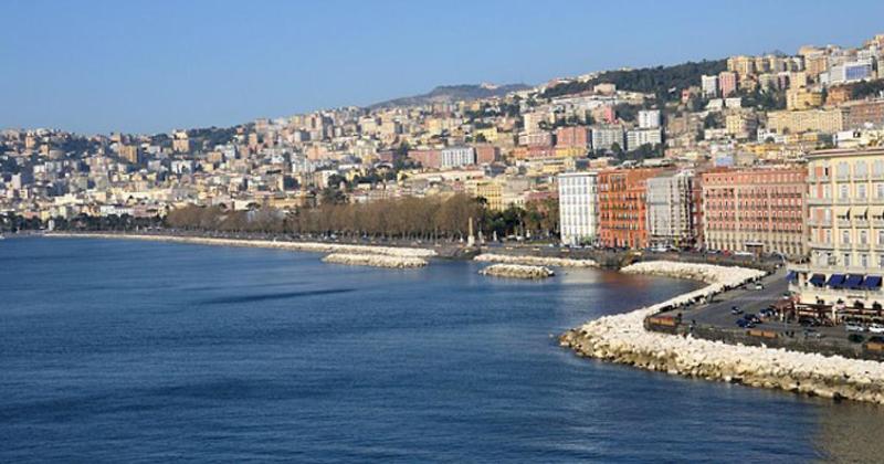 Sotto le nuvole: dietro le quinte di Napoli