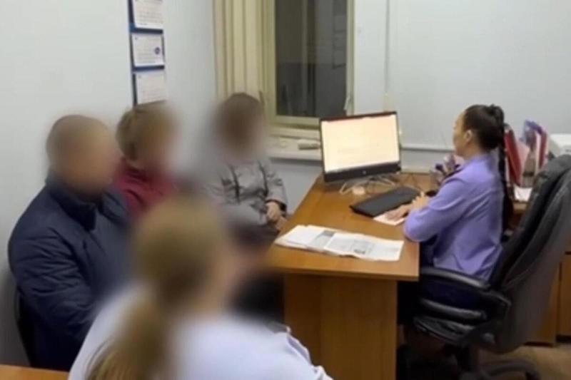 «Она не успела подняться до квартиры»: подруга зарезанной в подъезде школьницы рассказала о трагедии