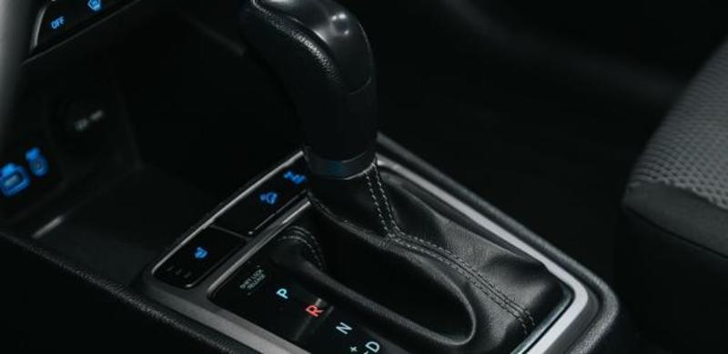 Mudança na CNH prevê prova em carro automático para dirigir veículo manual