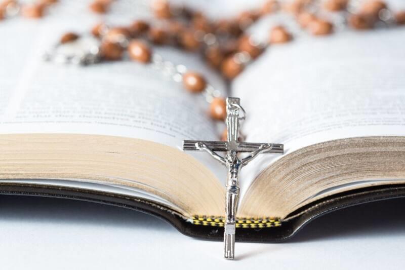 Québec tolère l’emprise catholique