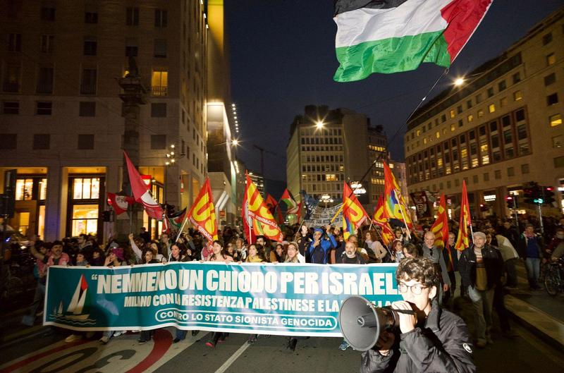 Milano resta gemellata con Tel Aviv: scontri e cariche davanti a Palazzo Marino. Poi parte il corteo