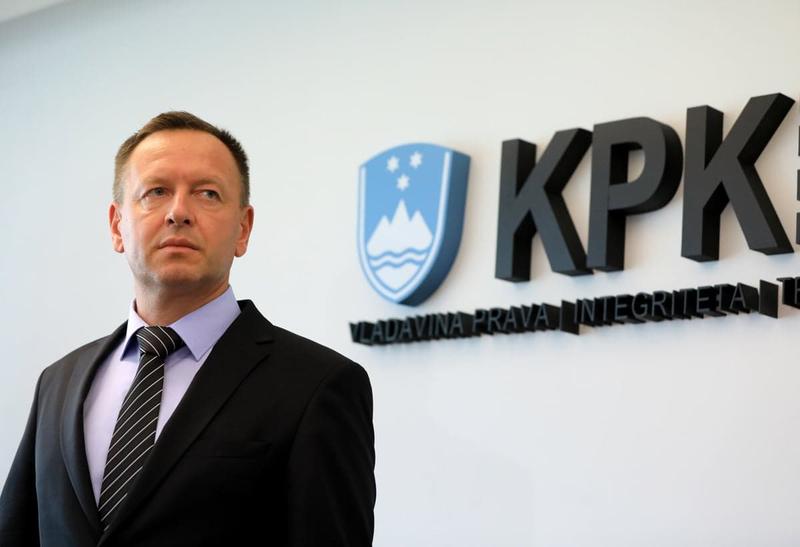 (POGLED) Kolumna Elizabete Planinšič: Piši, piši mi ...