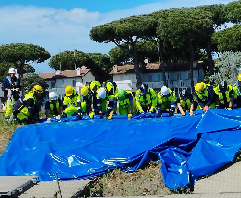 Studenti in tenda per le esercitazioni. In cattedra c’è la protezione civile