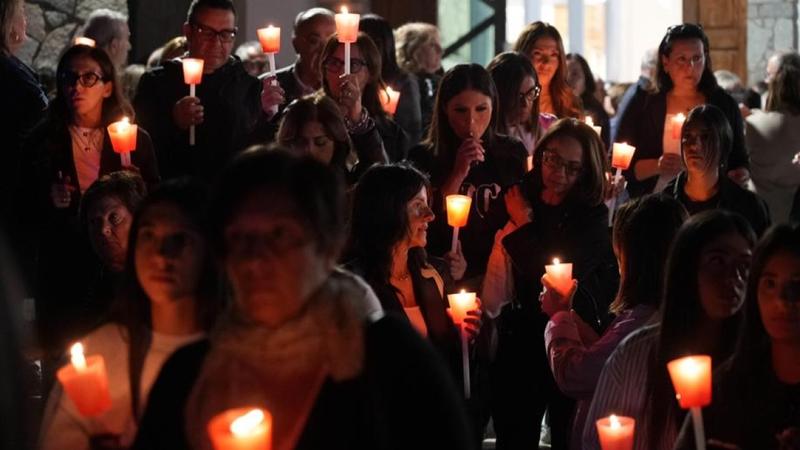 In mille per la fiaccolataÂ al Parco Verde di CaivanoDon Patriciello e il proiettile: Â«Don Vittorio dica chi lo ha mandatoÂ»