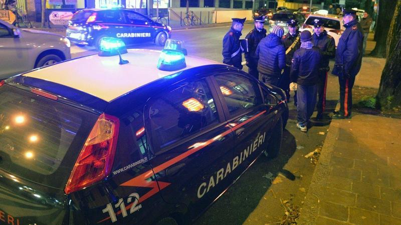 Saronno, ragazzino di 13 anni aggredito dal branco e picchiato a più riprese: la gang voleva cappellino e scarpe