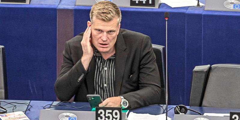 Ex-Rennfahrer mit Hang zu Nazi-Symbolen wird zur Gefahr für Tschechiens Diplomatie