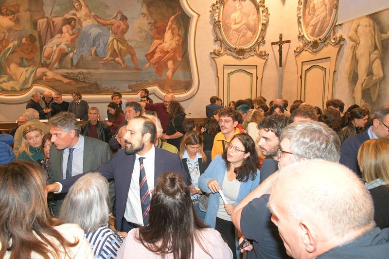 Pavia, in Consiglio cominale si sfiora la rissa. Il sindaco Michele Lissia si frappone tra Labate (FdI) e il segretario comunale
