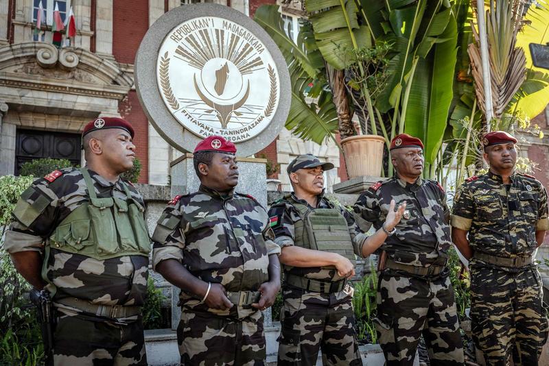 Caos in Madagascar, il presidente fugge e scioglie il Parlamento su Facebook. È impeachment e l’esercito prende il potere