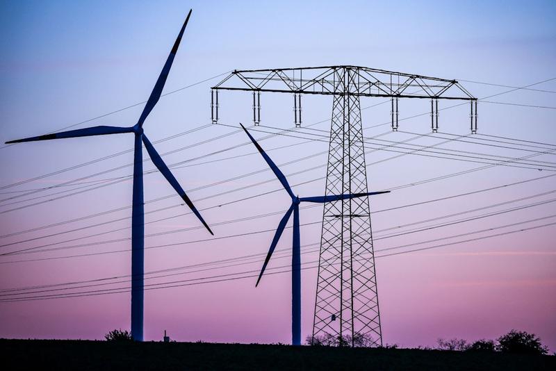 Windflaute treibt Strompreise auf Achtmonatshoch – neue Preisspitze in Deutschland