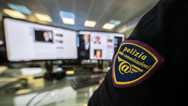 Napoli, cyberstalking e minacce per mesi attraverso dirette social: due arresti. Un influencer fugge