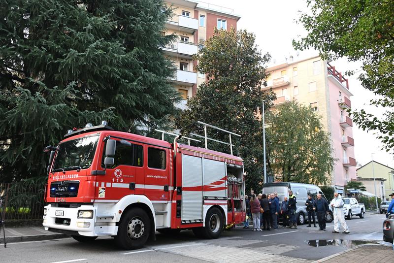 Bandiere a mezz’asta e minuto di silenzio: a Cornaredo lutto cittadino per le tre vittime dell’incendio