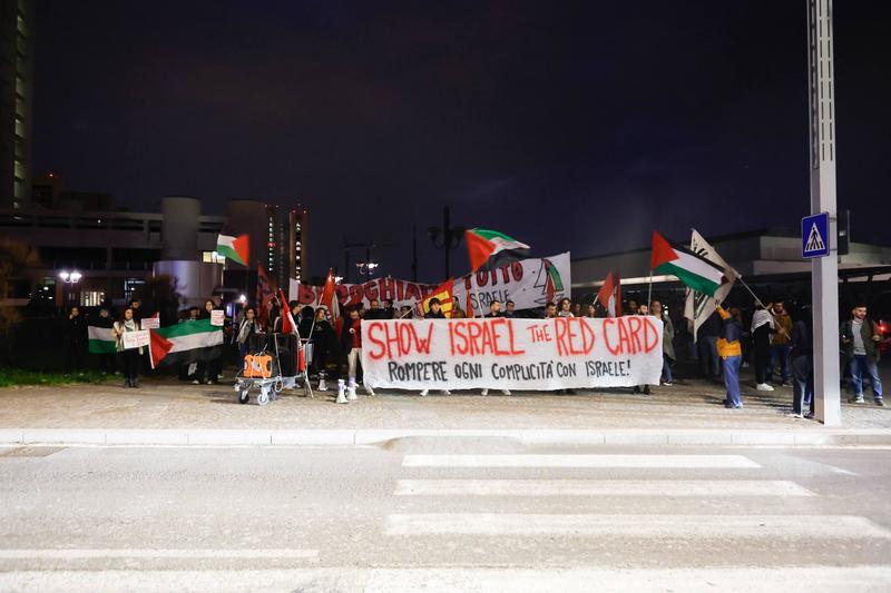 Cartellino rosso contro la partita Italia-Israele: il corteo Pro Pal partito dalla sede Rai