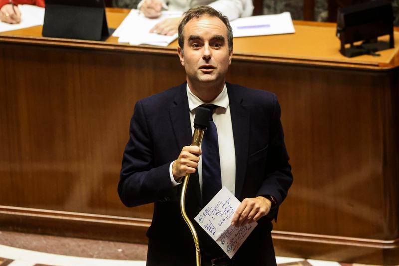 Sébastien Lecornu sospende la riforma delle pensioni e resta al suo posto