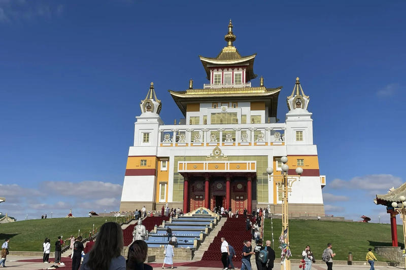 Куда летят «кони ветра»: как живут калмыки, единственный буддийский народ в Европе