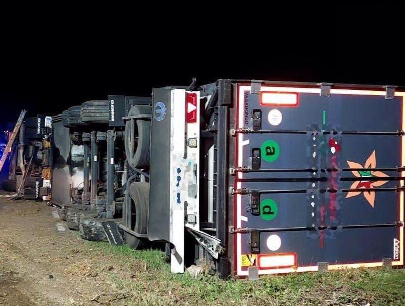 Brescello, camion si ribalta dopo una sbandata