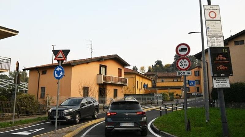 Bergamo, da giovedì 16 ottobre scattano le multe a Valverde. Ma non si ferma lo «scavalco» selvaggio
