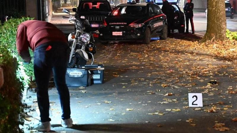 Coltellata alla gola, grave 44enne. Caccia all’aggressore in fuga