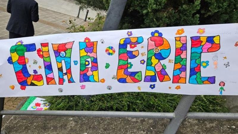 «Ciao Eric», i colori dei compagni di scuola per l’addio a Redona: «Una gioia averti conosciuto»