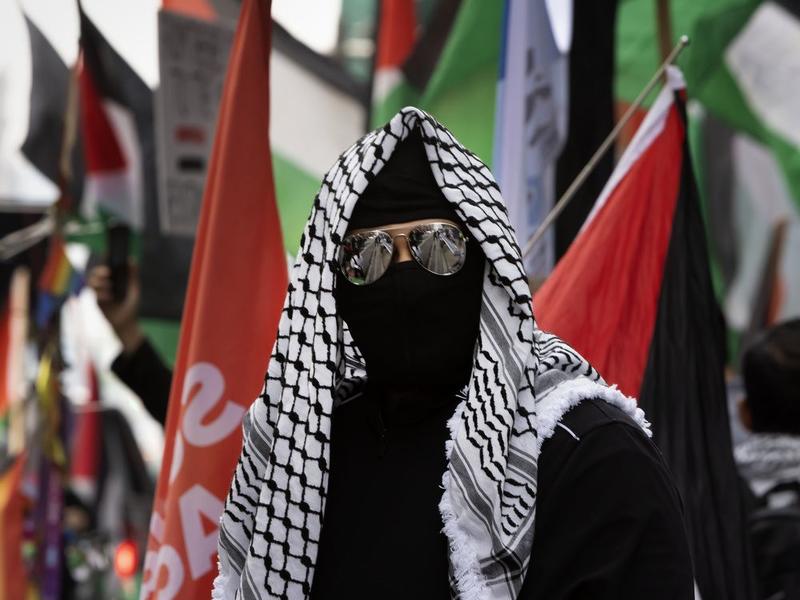 WARMINGTON: Anti-Israel crowd silent on public executions by Hamas