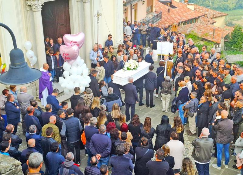 A Gandosso i funerali di Asia Curnis. Il dolore e le lacrime del paese, le parole del parroco, il volo dei palloncini: “Rabbia e dolore, ma niente odio”