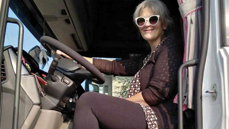 Barbara, mamma di 4 figli e camionista: “Di giorno penso alla famiglia. Ma la notte sono al volante del tir”