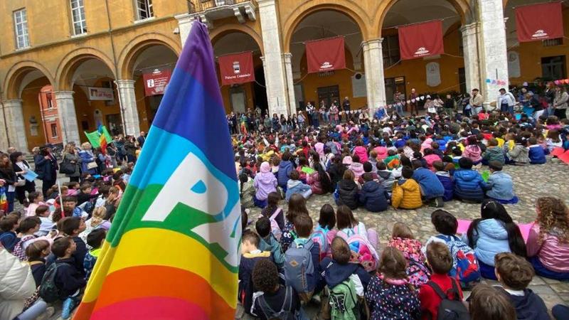 Manifestazione dei bambini “per la pace, non ‘balilla’. La politica fuori dalla scuola”