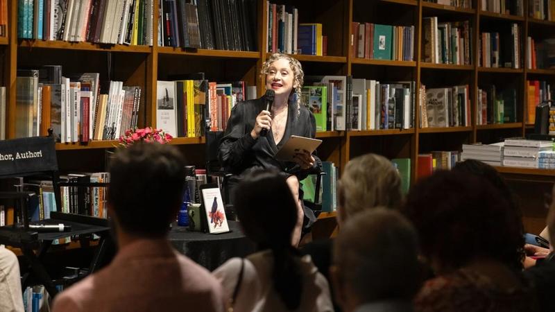 Los vuelos del canto, las flores a sus pies