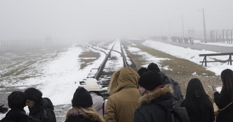 Auschwitz, la polemica sulla Roccella e tutta la verità sulle gite