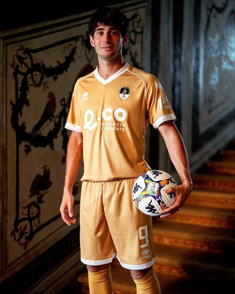 La terza maglia oro per gli 85 anni di storia