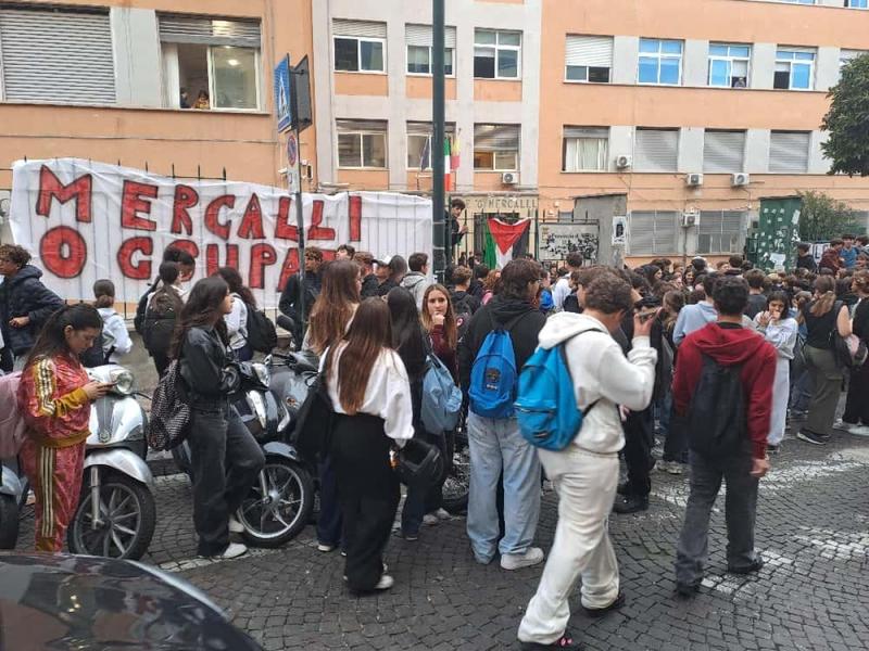 Gaza, occupato pure il Mercalli. La preside l'aveva tenuto chiuso Â«per ordine pubblicoÂ»
