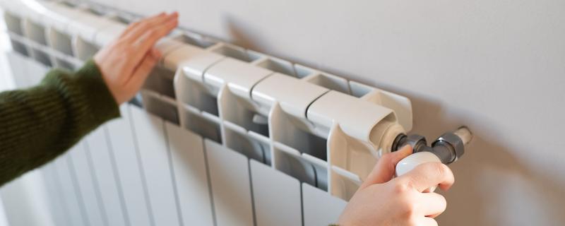 Termosifoni accesi, quanto costerà scaldare casa e come risparmiare fino a 300 euro