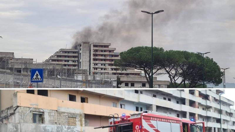 Scampia, fumo dalla Vela Rossa: incendio dolosoÂ di rifiuti, non ci sono feriti